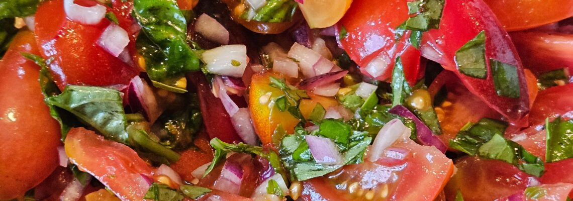 Sallad med tomater, lök och basilika