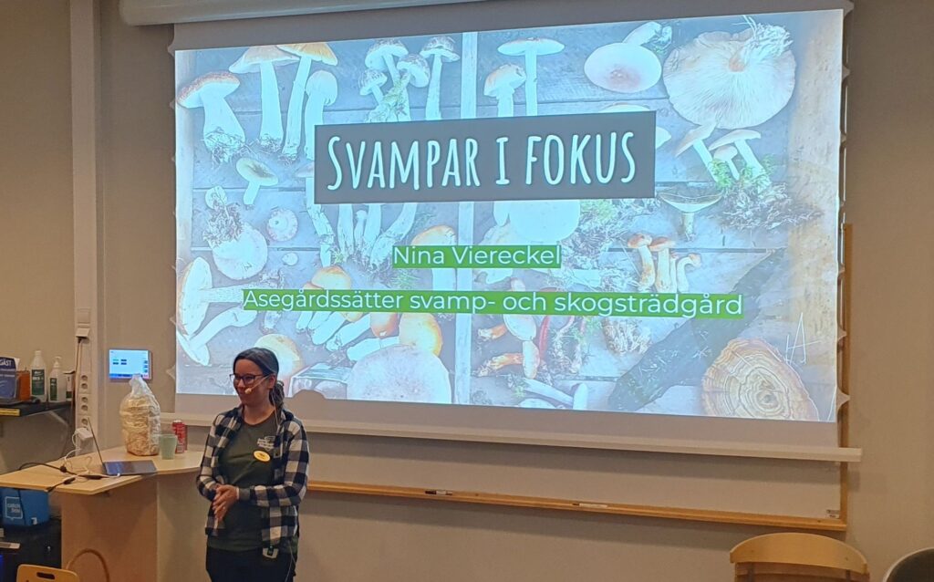 Kurser och undervisning 1 Nina står framför en presentation med titeln "svampar i fokus"