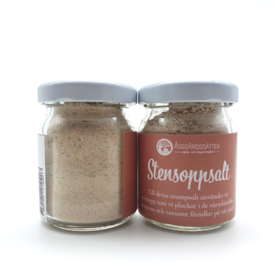 två burkar stensoppsalt, en sett från framsidan med etiketten, en bakifrån. Saltet har en ljusbrun färg.